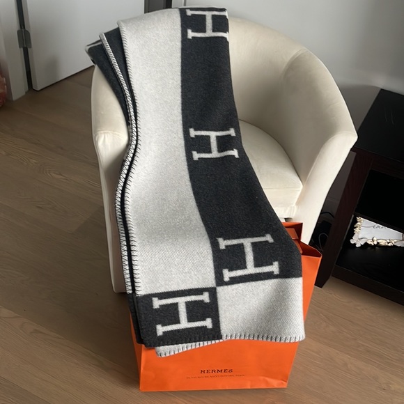 Hermes blanket with original bag, receipt and packaging. - Picture 2 of 3